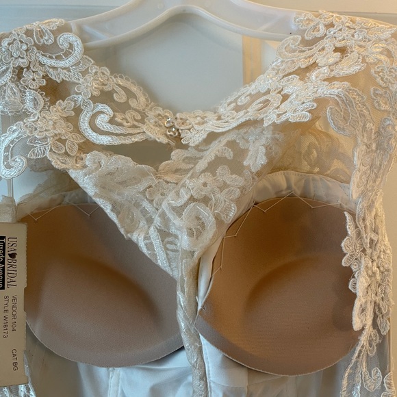 Wedding dress. Ivory. Size 6. Altered to fit. Never worn - Picture 3 of 5